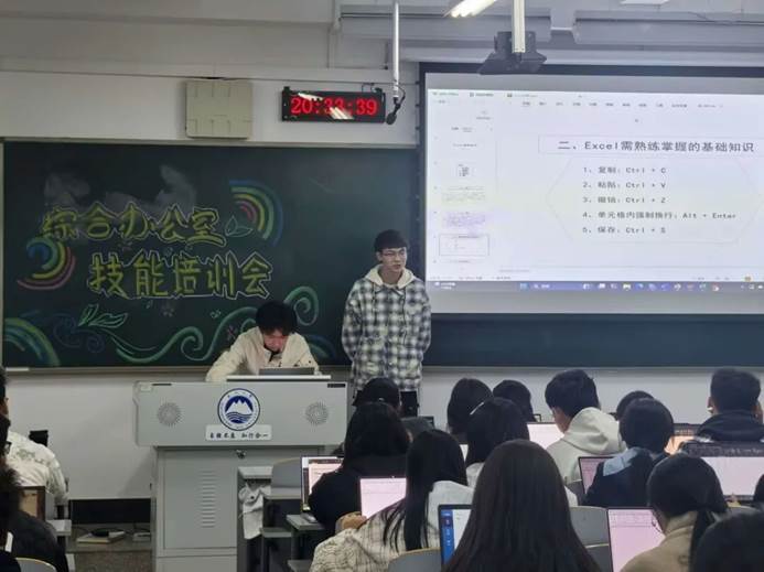 一群人在台上演讲AI 生成的内容可能不正确。