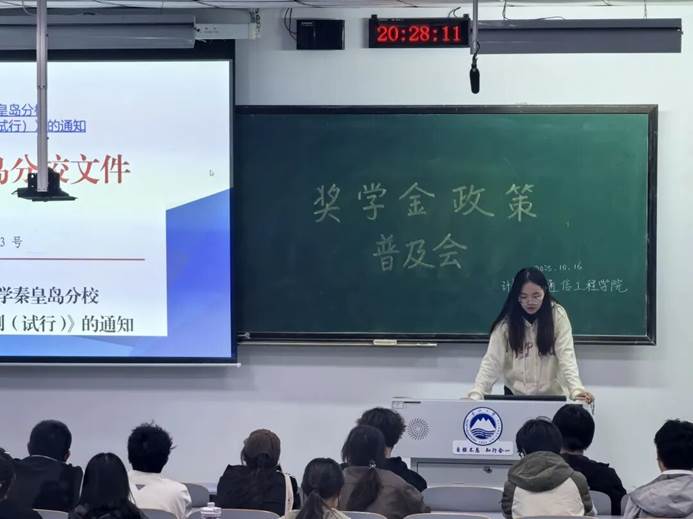 一群人在台上演讲AI 生成的内容可能不正确。